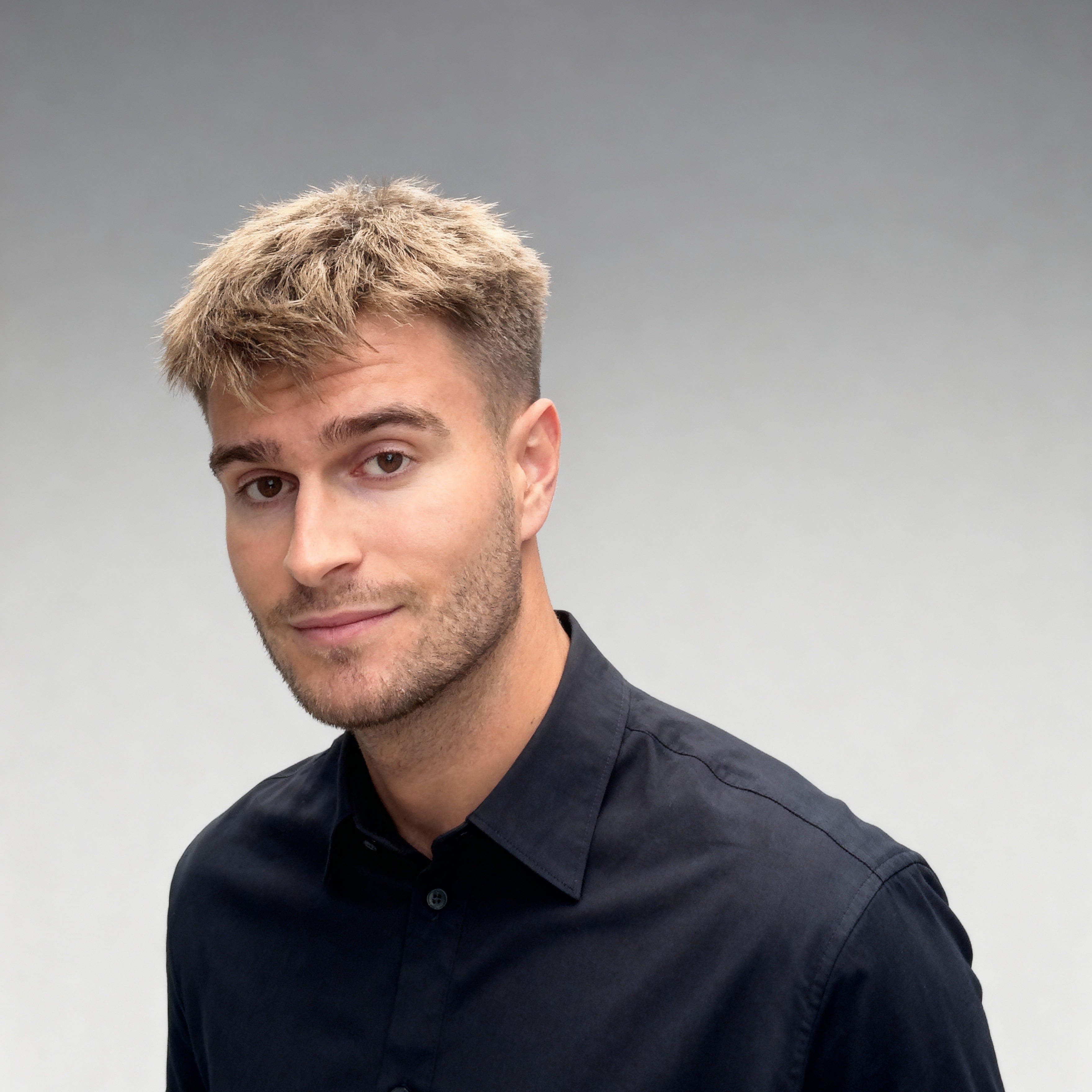 Tienes que empezar por la experiencia del cliente y trabajar hacia atrás hasta la tecnología.